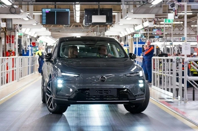Volvo elektrikli otomobil üretim hattında ilerliyor