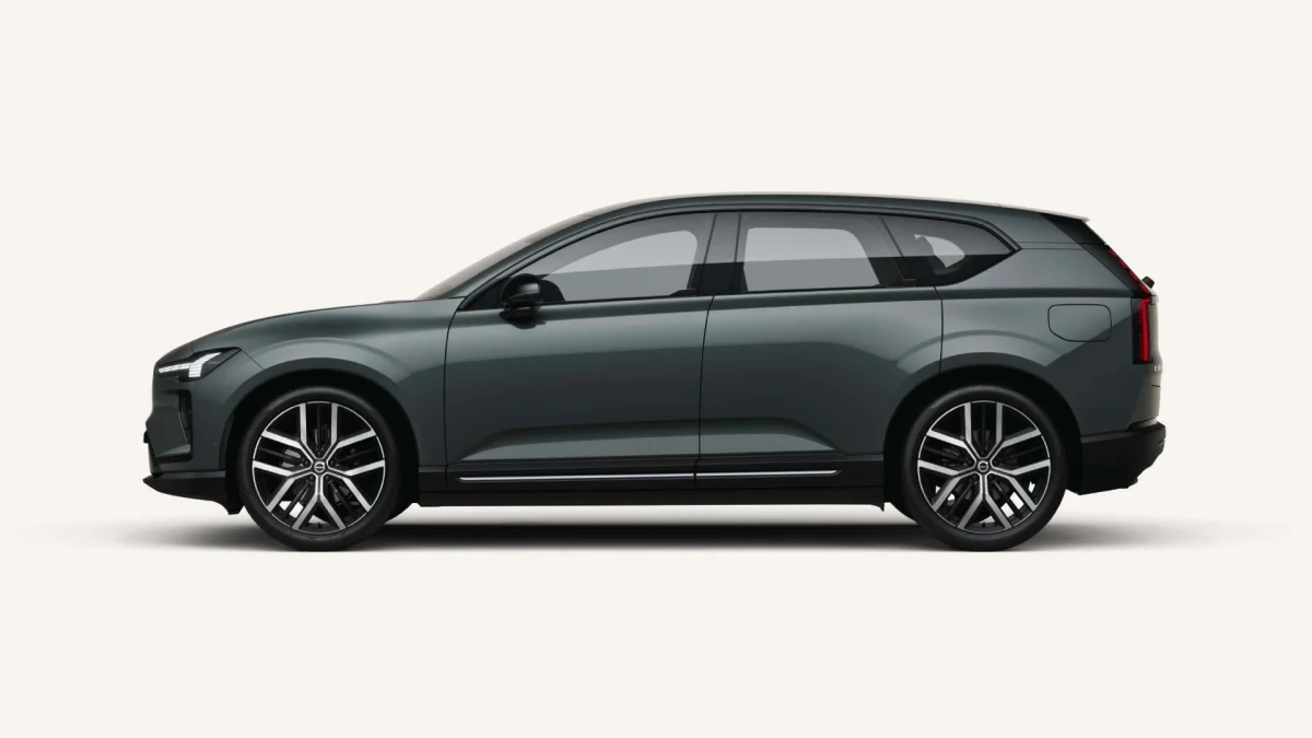 Koyu renkli Volvo elektrikli SUV’nin yandan görünümü