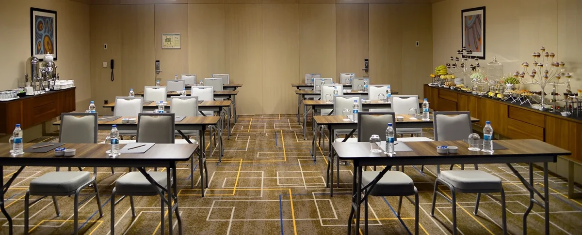 Webrazzi Summit 2026 programının düzenleneceği konferans salonunda masalar ve sandalyeler