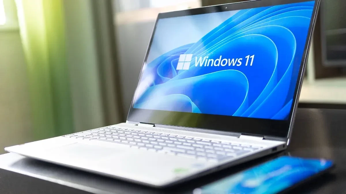 Ekranında Windows 11 logosu bulunan dizüstü bilgisayar
