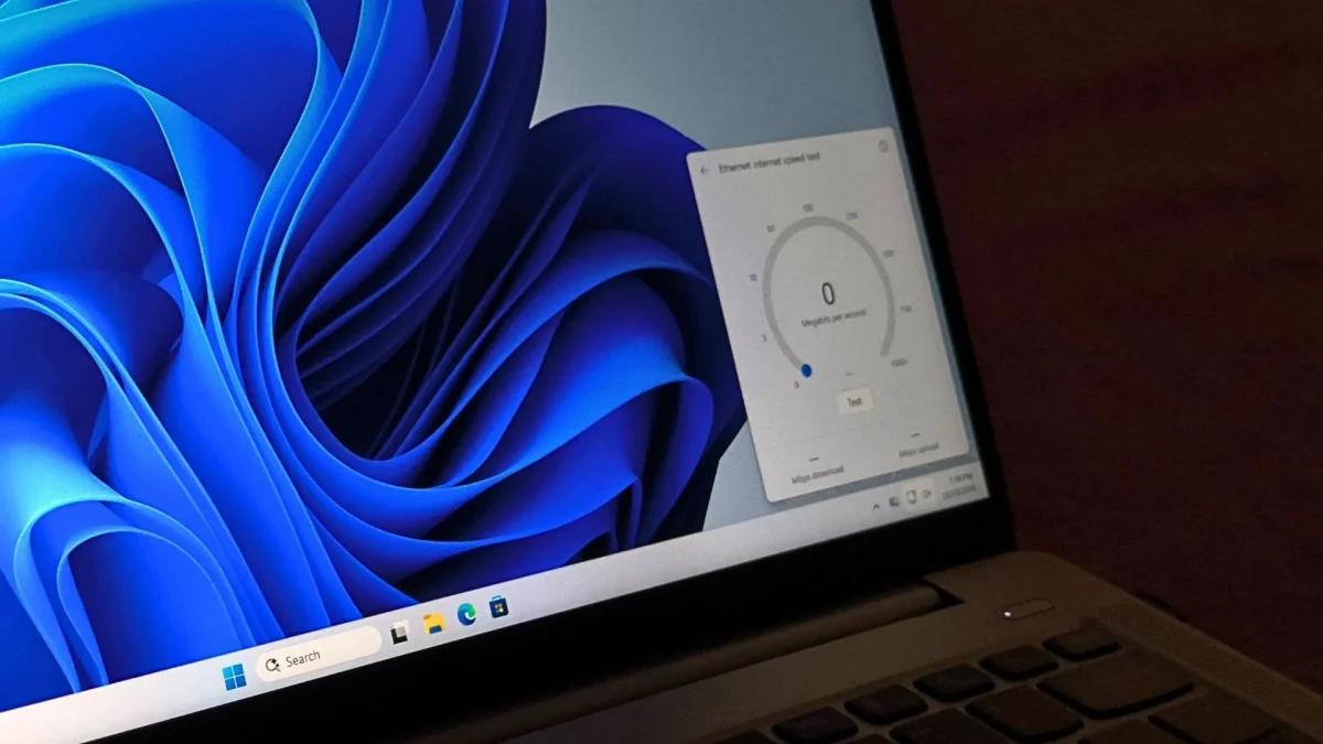 Windows 11 yüklü dizüstü bilgisayar ekranında internet hız testi penceresi