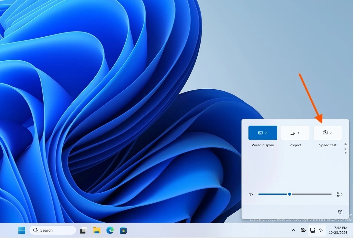 Windows 11 Hızlı Ayarlar menüsünde ok işaretiyle gösterilen Speed test kutucuğu
