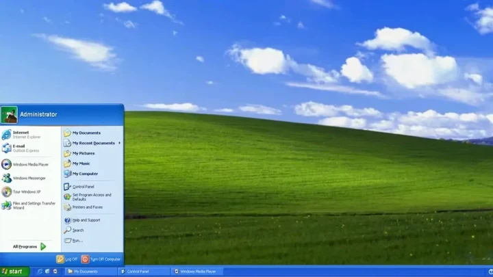 Windows XP masaüstünde açık Başlat menüsü ve Bliss duvar kâğıdı