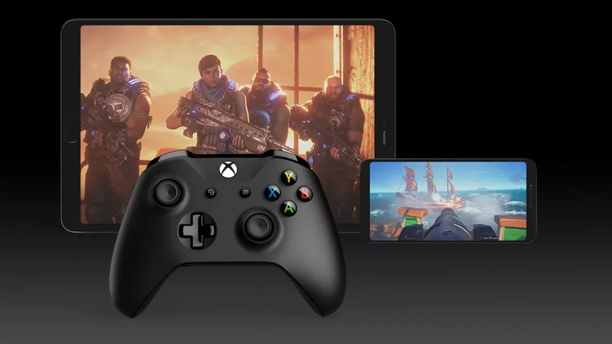Xbox kumandası önünde oyun sahneleri gösteren tablet ve akıllı telefon
