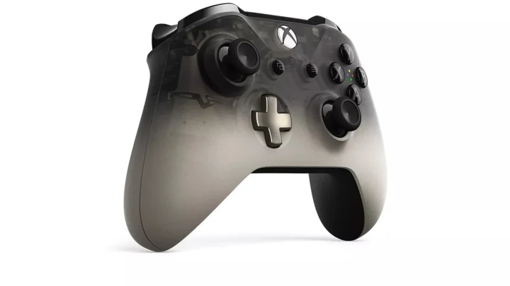 Beyaz arka plan üzerinde siyah ve gri Xbox oyun kumandası