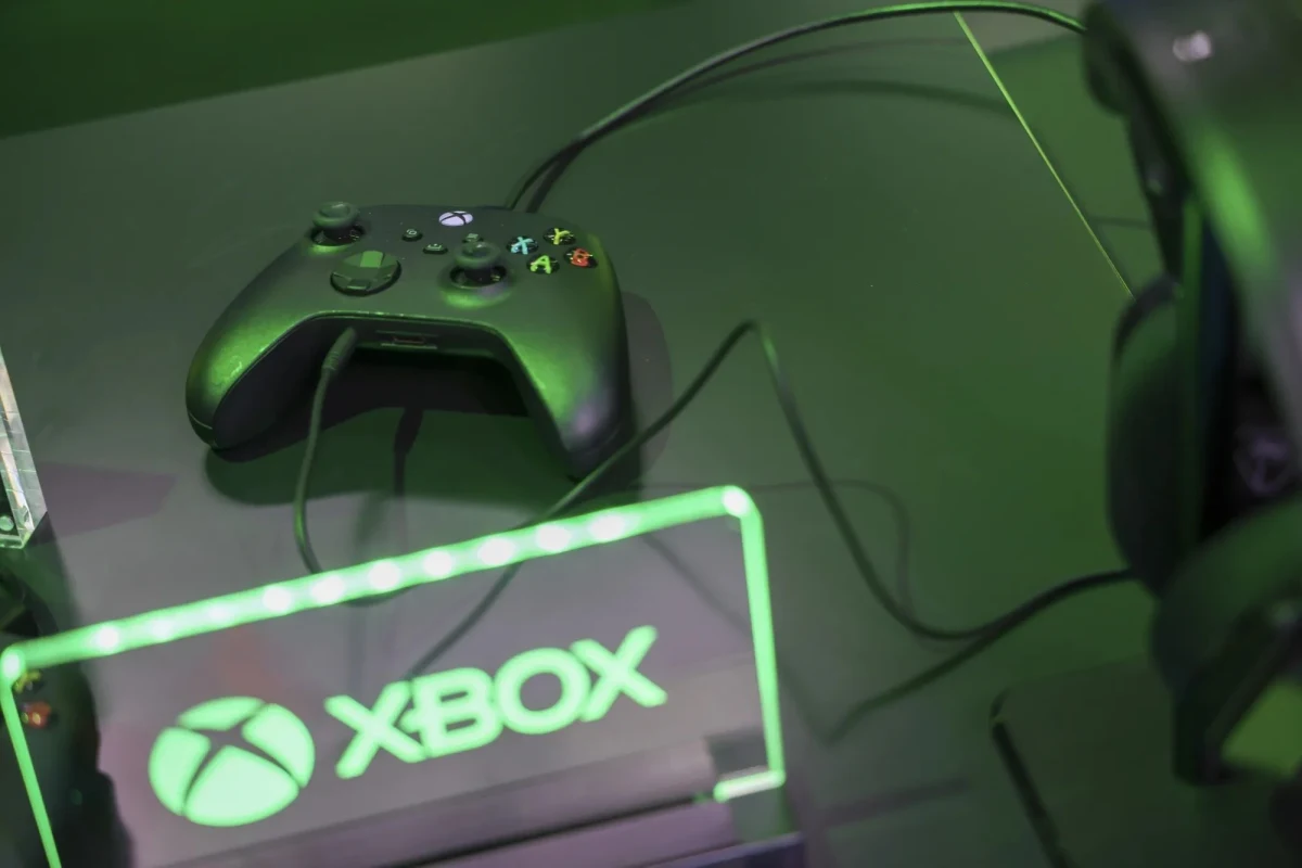 Xbox logosunun yanında duran siyah oyun kumandası