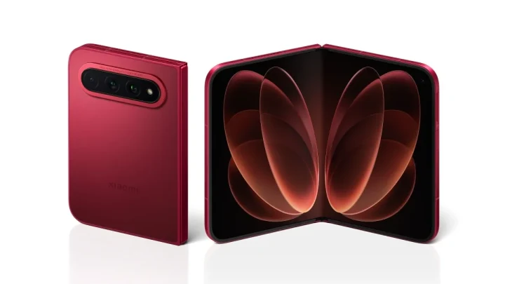 Açık halde duran kırmızı Xiaomi 18 Fold katlanabilir telefon