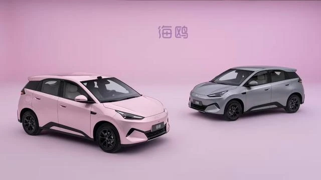 Yeni BYD Seagull’ın pembe ve gri renkli iki farklı açıdan görünümü