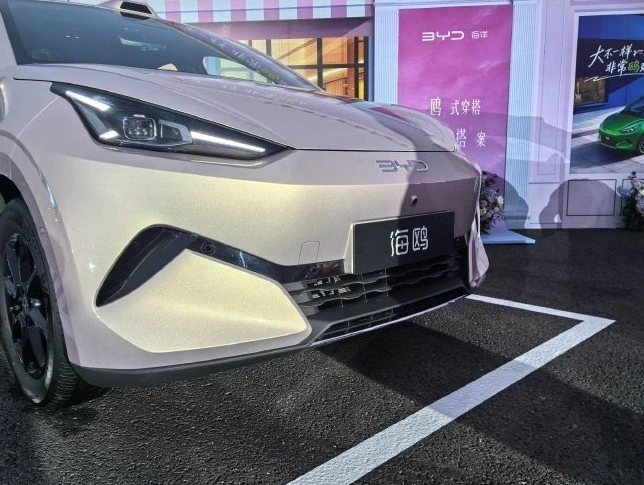 Fuar alanında sergilenen yeni BYD Seagull’ın ön bölümü