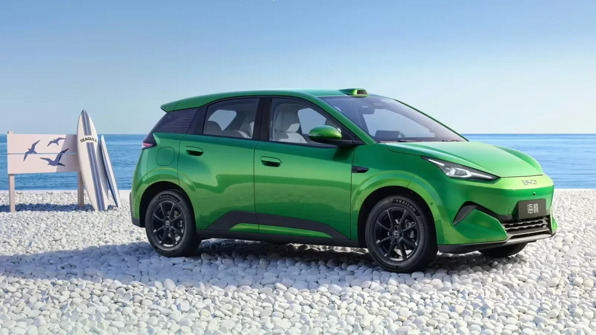 Sahil kenarındaki açık renkli zeminde duran yeşil BYD Seagull