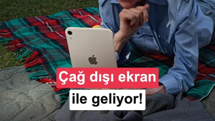 Bir kadın iPad mini kullanırken diğer tarafta tabletin ekranı gösteriliyor
