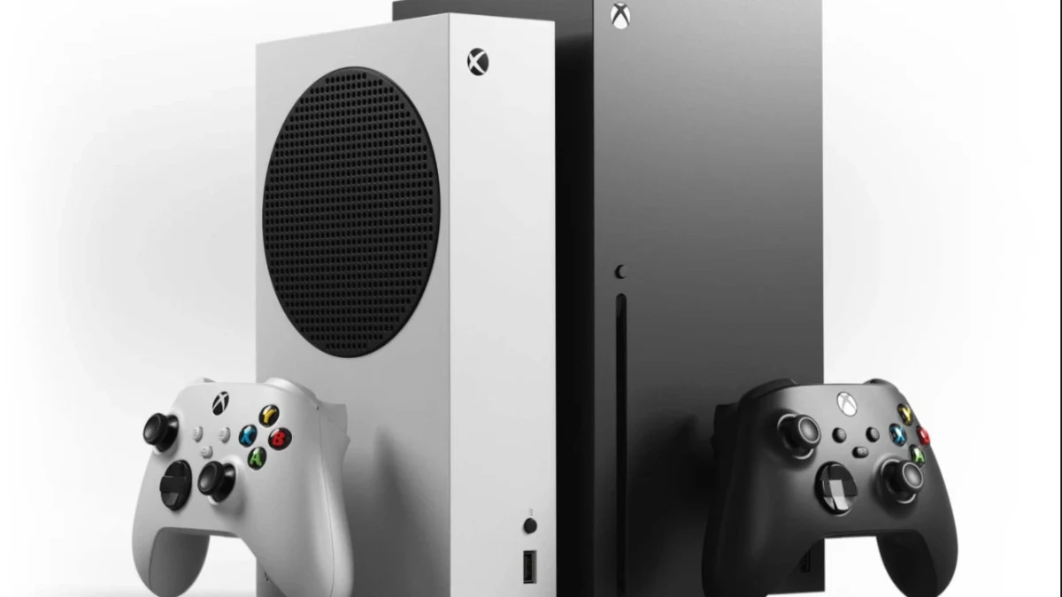 Beyaz ve siyah Xbox konsolları ile bunların önünde duran iki oyun kumandası