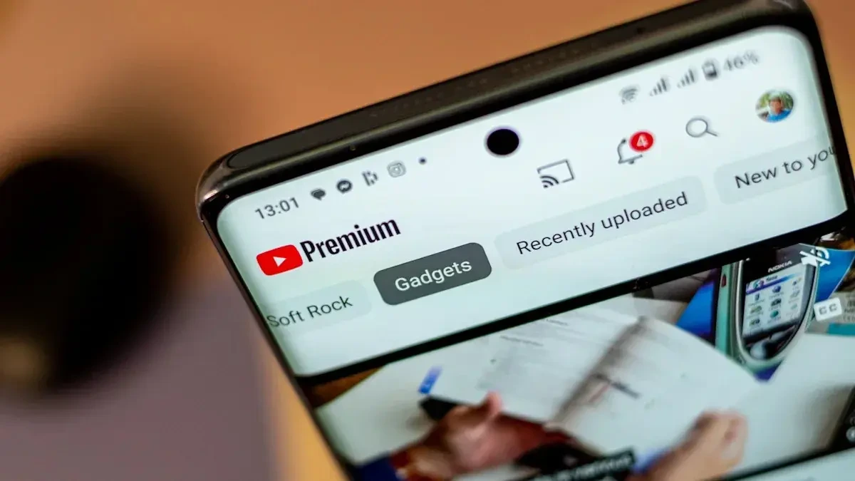 YouTube Premium arayüzü açık bir akıllı telefon ekranı