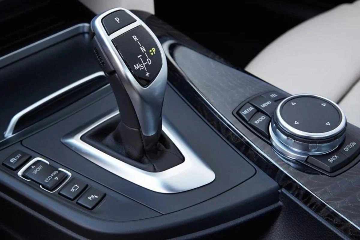 Otomobil orta konsolunda otomatik vites seçici ve kontrol düğmesi