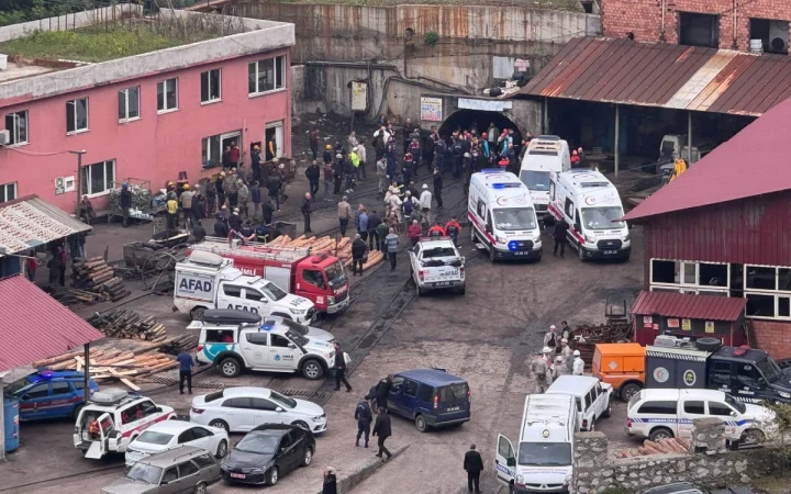 Maden ocağının girişinde AFAD araçları, ambulanslar ve kalabalık